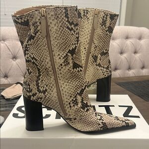 SCHUTZ Women's Snake Print Heeled Boots - Cream and Black